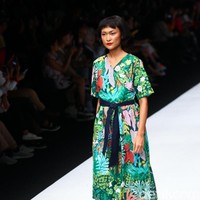 Koleksi ini dibawakan oleh Feby Widya Putri, Namira Zania dan Marta Hardy – tiga perempuan yang hidup dengan disabilitas dan berprofesi sebagai barista, penari, dan staf rekrutmen dalam kesehariannya. Peragaan busana ini turut menghadirkan penulis lagu Kallula Harsynta Esterlita.  (Foto: Rifkianto Nugroho/detikfoto)