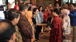 Potret Perdana Wakil Menteri Angela Tanoe di Kantornya