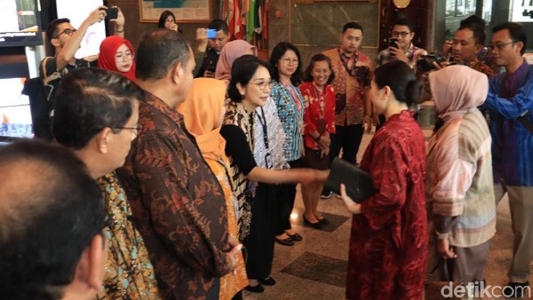 Di lobi Kemenparekraf, Wamen Angela disambut oleh jajaran staff dan eselon Kemenpar serta ekonomi kreatif (Randy/detikcom) Di lobi Kemenparekraf, Wamen Angela disambut oleh jajaran staff dan eselon Kemenpar serta ekonomi kreatif (Randy/detikcom)