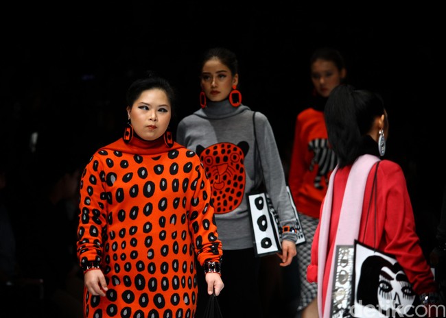 Intoart menghadirkan koleksi pakaian yang dirancang oleh tiga seniman peyandang disabilitas intelektual, yaitu Yoshiko Phillips, Andrew Williams dan Ntiense Eno Amooquaye. Ketiga seniman ini membuat desain lukisan tangan yang diaplikasikan pada pakaian berbahan rajut John Smedley, salah satu merek pakaian rajut terbaik di dunia yang berbasis di Inggris. Ketiga seniman memiliki gaya pribadi yang unik, tetapi dipersatukan oleh bahasa visual yang kuat. (Foto: Rifkianto Nugroho/detikfoto)