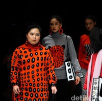 Intoart menghadirkan koleksi pakaian yang dirancang oleh tiga seniman peyandang disabilitas intelektual, yaitu Yoshiko Phillips, Andrew Williams dan Ntiense Eno Amooquaye. Ketiga seniman ini membuat desain lukisan tangan yang diaplikasikan pada pakaian berbahan rajut John Smedley, salah satu merek pakaian rajut terbaik di dunia yang berbasis di Inggris. Ketiga seniman memiliki gaya pribadi yang unik, tetapi dipersatukan oleh bahasa visual yang kuat. (Foto: Rifkianto Nugroho/detikfoto)