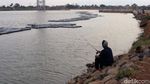 Yuk! Menikmati Sore Sambil Memancing di Danau Masjid Al Jabbar