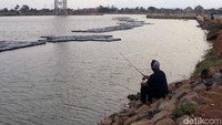 Warga kerap memanfaatkan danau ini sebagai sarana mencari ikan, tak sedikit mereka yang memancing mulai dari siang hingga petang tiba.