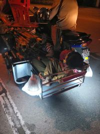 Foto viral bocah yang tertidur di motor usai bantu kakek berjualan ini bikin terharu