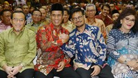 SYL tiba di kantor Kementan pukul 09.15 WIB dengan mengendarai kendaraannya bermerek Mercedes Benz. SYL menghadiri sertijab pagi ini didampingi istrinya Ayunsri Harahap, keduanya kompak mengenakan busana batik biru.