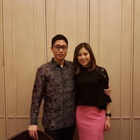 Blouse hitam berdetail lace di bagian bahu jadi terlihat lebih stylish jika dipadukan dengan warna kontras. Misalnya rok warna pink yang dikenakan Angela, saat foto bersama sang suami. Foto: Instagram/@angelatanoesoedibjo