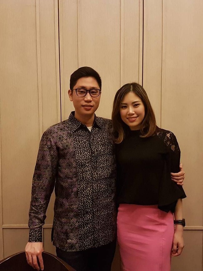 Blouse hitam berdetail lace di bagian bahu jadi terlihat lebih stylish jika dipadukan dengan warna kontras. Misalnya rok warna pink yang dikenakan Angela, saat foto bersama sang suami. Foto: Instagram/@angelatanoesoedibjo