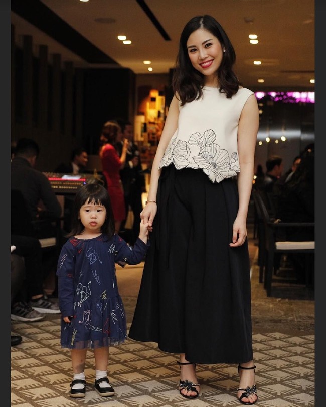 Kali ini Angela memilih nuansa monokrom dengan blouse warna off-white berhias bordiran bentuk bunga. Wanita yang sejak 2016 menjabat sebagai Direktur MNC Group ini memadankannya dengan rok maksi hitam dan strappy heels aksen bunga. Foto: Instagram/@angelatanoesoedibjo