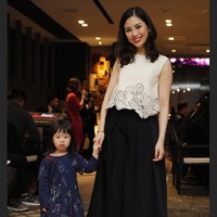 Kali ini Angela memilih nuansa monokrom dengan blouse warna off-white berhias bordiran bentuk bunga. Wanita yang sejak 2016 menjabat sebagai Direktur MNC Group ini memadankannya dengan rok maksi hitam dan strappy heels aksen bunga. Foto: Instagram/@angelatanoesoedibjo