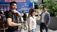 Saat ditanya awak media, Gisel mengatakan ingin masuk dahulu ke dalam Sentra Pelayanan Kepolisian Terpadu (SPKT). Pool/Palevi S/detikFoto.