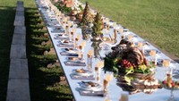 Dalam meja makan yang panjang, di dalam film Midsommar terlihat gaya rustic dalam penyajian makanan mereka yang natural. Foto: Istimewa