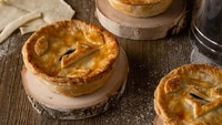 Salah satu menu yang paling populer dan ditiru banyak orang adalah meat pie, atau pie daging. Karena di dalam film Midsommar, makanan ini digabungkan dengan darah menstruasi hingga rambut kemaluan. Foto: Istimewa