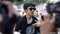 Aming pun merasa bahagia namun sirik karena ingin ikutan juga. Pool/Noel/detikFoto.