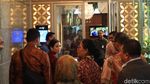 Potret Perdana Wakil Menteri Angela Tanoe di Kantornya