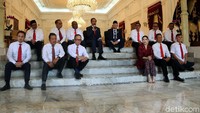 Begini penampakan Jokowi saat lesehan bareng 12 Wakil Menteri di Istana Merdeka, Jakarta, Jumat (25/10/2019).