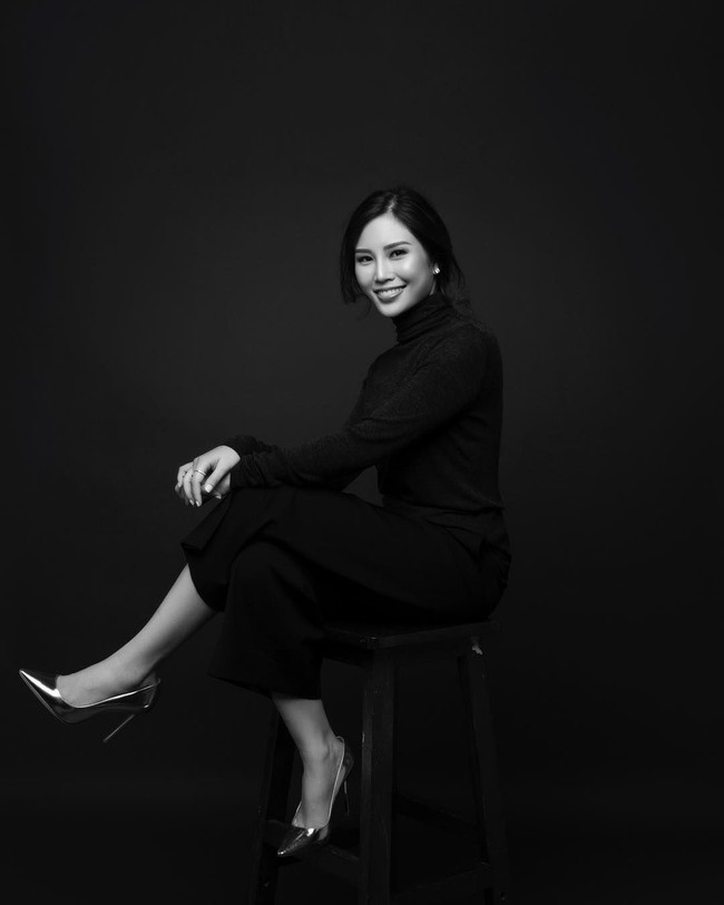 Gaya simpel elegan Angela Tanoesoedibjo saat pemotretan. Ia mengenakan blouse turtle neck hitam yang dipadu celana kulot berwarna senada. Untuk tampil lebih stylish ibu dua anak ini mengenakan high heels bernuansa metalik. Foto: Instagram/@angelatanoesoedibjo