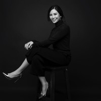 Gaya simpel elegan Angela Tanoesoedibjo saat pemotretan. Ia mengenakan blouse turtle neck hitam yang dipadu celana kulot berwarna senada. Untuk tampil lebih stylish ibu dua anak ini mengenakan high heels bernuansa metalik. Foto: Instagram/@angelatanoesoedibjo