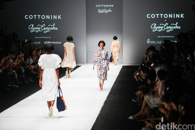 “Bagi kami, fashion is for everyone termasuk juga teman-teman disablitas. COTTONINK membuat desain pakaian agar semua perempuan dengan beragam kepribadian dan bentuk tubuh dapat merasa nyaman dalam mengekspresikan diri. Kami senang dapat berkolaborasi dengan British Council dan Intoart melalui fashion untuk mengajak publik merayakan keberagaman,” ujar Ria Sarwono, Co-founder COTTONINK. (Foto: Rifkianto Nugroho/detikfoto)