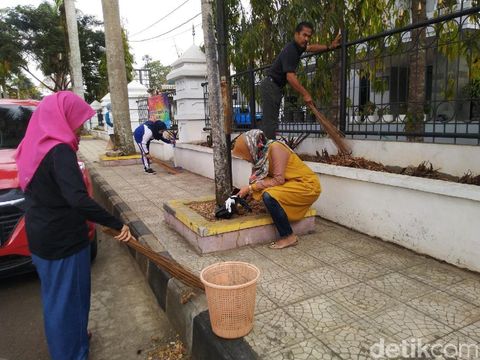 Tiap Jumat PNS Ciamis 'Bersenjata' Sapu Lidi dan Pengki
