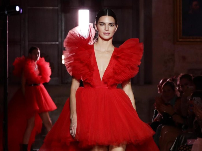 Kendall Jenner di Fashion Show Giambattista Valli Loves H&M ROME, ITALY - OCTOBER 24: Kendall Jenner walks the runway during the Giambattista Valli Loves H&M show on October 24, 2019 in Rome, Italy. (Photo by Vittorio Zunino Celotto/Getty Images)