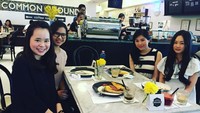 Foto: Instagram @angelatanoesoedibjoAngela Tanoesoedibjo sarapan bersama sahabatnya di salah satu coffee shop. Ia menyantap sepiring roti panggang dan secangkir kopi.