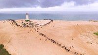 Dulu waktu dibangun tahun 1900, mercusuar berjarak 200 meter dari bibir pantai. Tapi karena abrasi, jaraknya sekarang tinggal 6 meteran saja, maka dari itu mercusuar dipindahkan. (AFP/Getty Images)