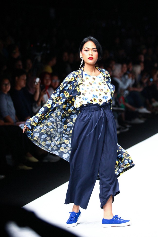 COTTONINK yang dikenal dengan ciri khas ‘casual with a twist’ menampilkan koleksi terbaru karya illustrator Ayang Cempaka dengan corak floral dan warna-warni penuh semangat, mencerminkan semangat kreativitas dan ekspresi diri yang tidak terhalang oleh kondisi disabilitas. (Foto: Rifkianto Nugroho/detikfoto)