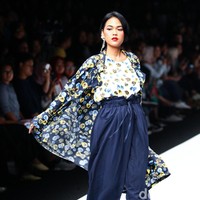 COTTONINK yang dikenal dengan ciri khas ‘casual with a twist’ menampilkan koleksi terbaru karya illustrator Ayang Cempaka dengan corak floral dan warna-warni penuh semangat, mencerminkan semangat kreativitas dan ekspresi diri yang tidak terhalang oleh kondisi disabilitas. (Foto: Rifkianto Nugroho/detikfoto)