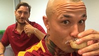 Sebelum tanding, lebih dulu Radja berpose dengan secangkir kopi yang tengah diminumnya. Foto: Instagram @radja_nainggolan_l4