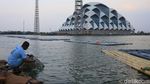 Yuk! Menikmati Sore Sambil Memancing di Danau Masjid Al Jabbar