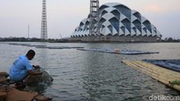 Danau ini memiliki kedalaman sekitar 3 hingga 5 meter dan mengelilingi Masjid Al Jabbar dari selatan, utara dan barat.