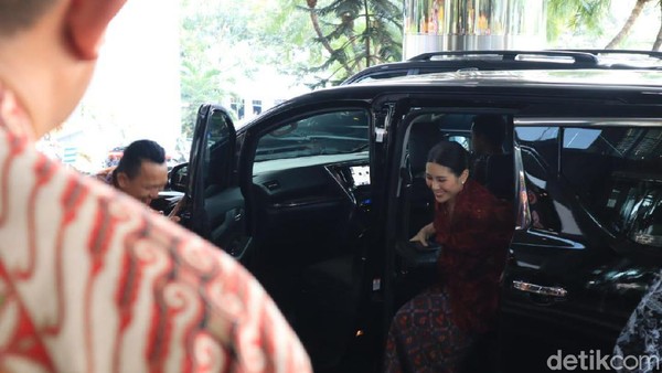 Wamen Angela Tanoesoedibjo tiba di Kemenparekraf Jumat siang (25/10) usai dilantik di Istana Negara oleh Presiden Jokowi (Randy/detikcom)
