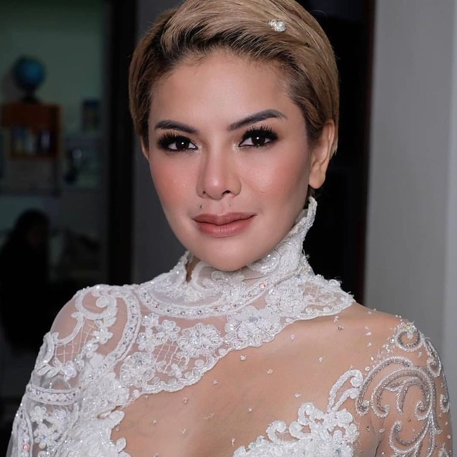 Nikita melakukan operasi plastik di Korea Selatan pada 15 Oktober silam. Operasi tersebut berjalan cukup lama hingga 11 jam. Saat disinggung biayanya Nikita menyebut  harganya fantastis. Semuanya Rp 1,1 Miliar. Foto: dok. Instagram @nikitamirzanimawardi_17