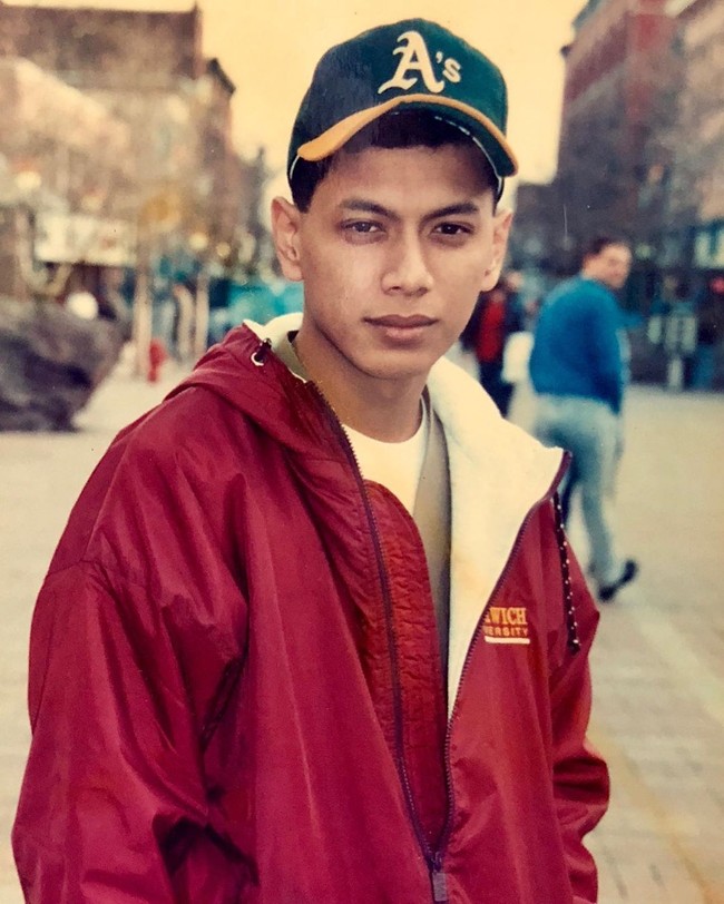 Setelah lulus SMA, Wishnutama melanjutkan kuliah di Amerika Serikat. Menteri 49 tahun ini merupakan lulusan Mount Ida College, Boston dan Emerson College, Boston. Selain itu, dia juga pernah menempuh pendidikan di The Military College of Vermont, Norwich University. Dan inilah penampilannya saat berkuliah di The Military College of Vermont. Emang dasarnya ganteng pak, mau tua mau masih muda pokoknya ganteng dari luar dalam, demikian salah satu komentar netizen saat melihat wajah Wishnutma muda. Foto: Dok. Instagram Wishnutama