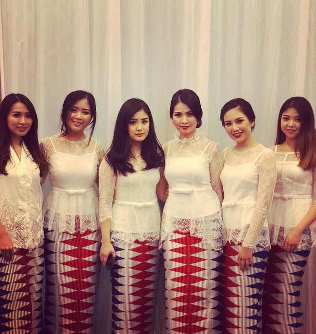 Para angels Hary Tanoesoedibjo alias anak-anak bos MNC Group itu, termasuk Angela Tanoesoedibjo dan sang istri Liliana, kompak tampil dengan seragam rancangan desainer Yosep Sinudrasono. Foto: Dok. Instagram @angelatanoesoedibjo