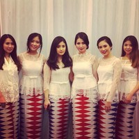 Para angels Hary Tanoesoedibjo alias anak-anak bos MNC Group itu, termasuk Angela Tanoesoedibjo dan sang istri Liliana, kompak tampil dengan seragam rancangan desainer Yosep Sinudrasono. Foto: Dok. Instagram @angelatanoesoedibjo