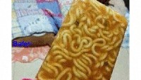 Kalau yang ini es krimnya anak kost. Bosan sama es krim rasa vanilla dan cokelat, netizen malah bikin es krim pakai mie instan. Bisa bikin kenyang juga nih. Foto: istimewa