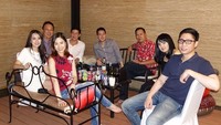 Foto: Instagram @angelatanoesoedibjoBerkumpul bersama kerabat, Angela Tanoesoedibjo minum soft drink dan wine sekaligus berbincang hangat.