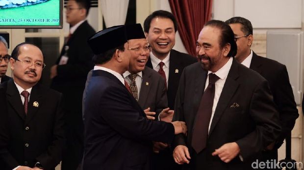 Prabowo-Paloh Sebelahan di Pelantikan Wamen dan Ngobrol Akrab