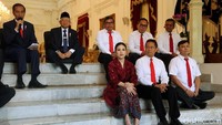 Pengenalan para wakil menteri ini dilakukan di tangga bagian dalam Istana Merdeka, Jakarta Pusat, Jumat (25/10/2019). Para wakil menteri itu duduk lesehan bersama Jokowi-Maruf Amin.