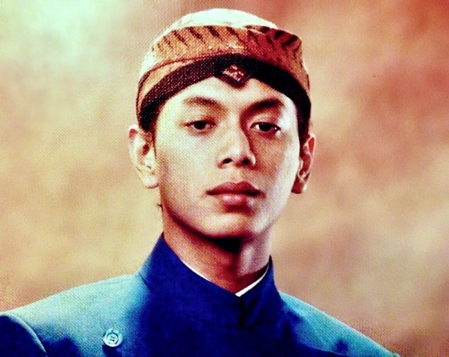 Inilah penampilan Wishnutama saat duduk di bangku SMA. Pria yang akrab disapa Tama itu mengenyam pendidikan SMA di Kooralbyn International School, Queensland, Australia dan di International School of Singapore. Saat foto ini diunggahnya di Instagram, Tama tidak menjelaskan momen apa dirinya melakukan foto memakai baju jawa lengkap dengan blangkon ini. Foto: Dok. Instagram Wishnutama