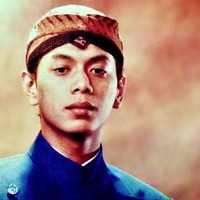 Inilah penampilan Wishnutama saat duduk di bangku SMA. Pria yang akrab disapa Tama itu mengenyam pendidikan SMA di Kooralbyn International School, Queensland, Australia dan di International School of Singapore. Saat foto ini diunggahnya di Instagram, Tama tidak menjelaskan momen apa dirinya melakukan foto memakai baju jawa lengkap dengan blangkon ini. Foto: Dok. Instagram Wishnutama