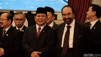 Sejumlah pejabat dan politikus menghadiri pelantikan wakil menteri hari ini. Salah satunya Menhan Prabowo Subianto dan Ketum NasDem Surya Paloh yang berdiri sebelahan.