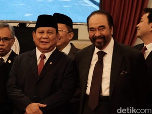 Prabowo-Paloh Sebelahan di Pelantikan Wamen dan Ngobrol Akrab