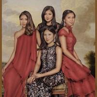 Angela Tanoesoedibjo melakukan sesi pemotretan bersama tiga adiknya dalam balutan gaun pesta. Angela dan adiknya yang pertama, Valencia, berselisih usia enam tahun. Sedangkan dengan Jessica, selisih usia mereka tujuh tahun dan dengan Clarissa, beda usia mereka sembilan tahun. Foto: Dok. Instagram @angelatanoesoedibjo