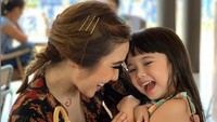 Kulineran bareng anak semata wayang, pose Gisell terlihat seksi. Imej seksi Gisell tersebut membuat dirinya dikait-kaitkan dengan video panas yang tengah beredar. Foto: Instagram @gisel_la