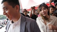 Selain ditemani Wijin, Gisel juga bersama kuasa hukumnya. Pool/Palevi S/detikFoto.