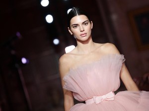 Tak Cuma 13 Oktober, 7 Artis Ini Rayakan No Bra Day Sepanjang Tahun