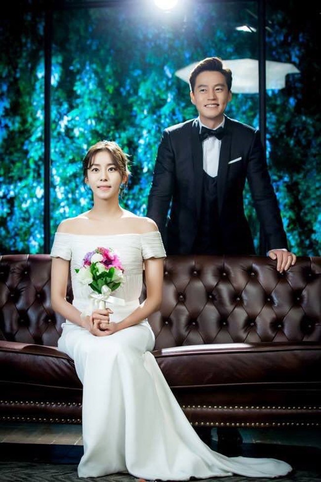 Dalam serial Marriage Contract, Uee juga mengenakan gaun pernikahan dengan potongan elegan. Tanpa banyak detail atau lapisan, dress tersebut sudah membuatnya tampil menawan. Foto: Istimewa