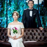 Dalam serial Marriage Contract, Uee juga mengenakan gaun pernikahan dengan potongan elegan. Tanpa banyak detail atau lapisan, dress tersebut sudah membuatnya tampil menawan. Foto: Istimewa